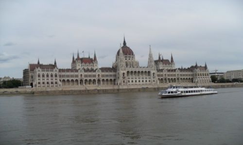 Zdjecie WGRY / BUDAPESZT / REJS WODAMI DUNAJU / PARLAMENT WIDZIANY Z DUNAJU