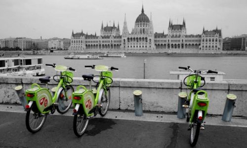 Zdj�cie W�GRY / Budapeszt / nad Dunajem z widokeim na parlament / Zielony rower