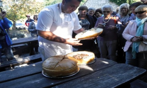Zdjęcie WĘGRY / Tokaj / Herceghut / Golonka w chlebie