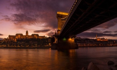 Zdjecie WGRY / Budapeszt / Most acuchowy z widokiem na zamek i baszt ryback. / Pod mostem