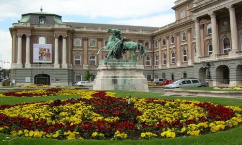 Zdjęcie WĘGRY / Budapeszt / dziedziniec zamku / Zamek Budziński w bratkch