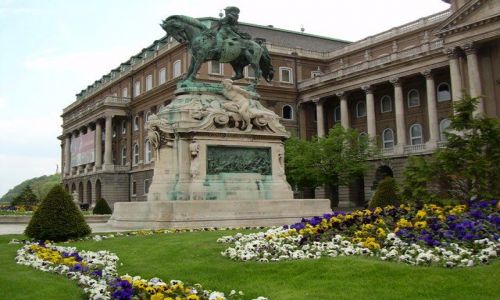 Zdjęcie WĘGRY / Budapeszt / dziedziniec zamku / Pomnik Eugeniusza Sabudzkiego