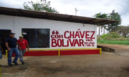 Zdjecie WENEZUELA / Bolivar / Na trasie Ciudad Bolivar - Maripa / Przykad propagandy