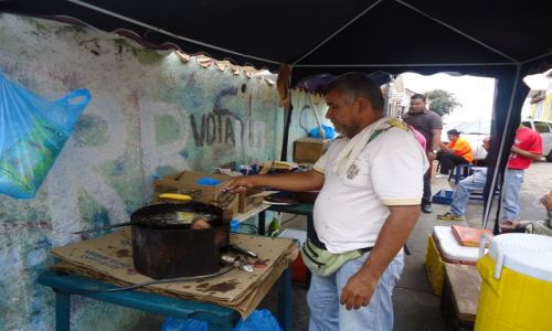 Zdjecie WENEZUELA / Bolivar / Ciudad Bolivar / Przekska na ulicy