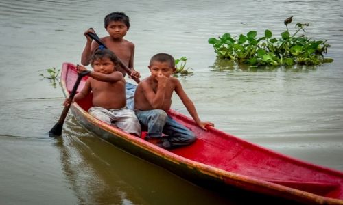 Zdjęcie WENEZUELA / DELTA ORINOCO / WIOSKA INDIAN WARAO / ĆWICZĄ OD MAŁEGO