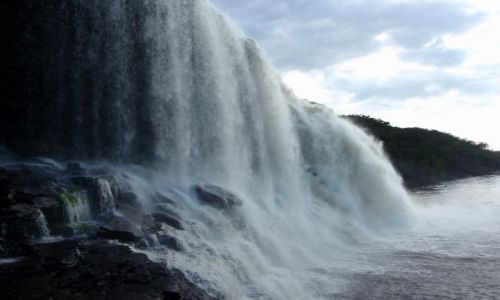 Zdjecie WENEZUELA / Park Narodowy Canaima / Okolice Canaimy / Jeden z wielu wodospadw w Canaimie
