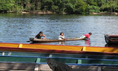Zdjęcie WENEZUELA / Gran Sabana  / Park Narodowy Canaima / Dzieci na łódce