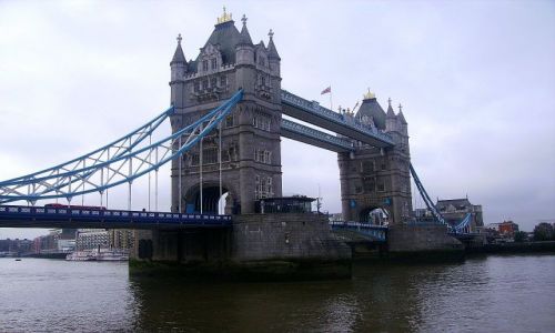 Zdjecie WIELKA BRYTANIA / Londyn / Tower Bridge / widok na most z nabrzea