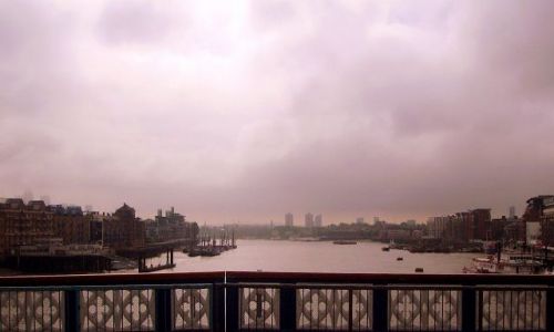 Zdjęcie WIELKA BRYTANIA / Londyn / London Bridge / zamglona panorama z mostu