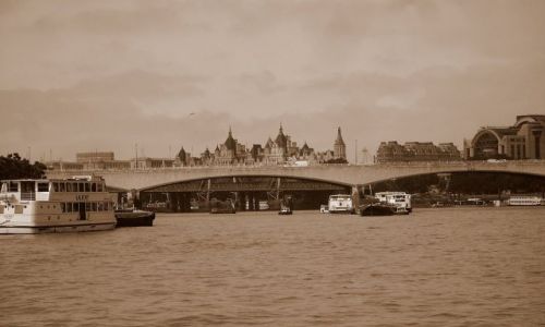 Zdjcie WIELKA BRYTANIA / Londyn / na Tamizie / ...kiedy, gdy na Tamizie pyway parowce...