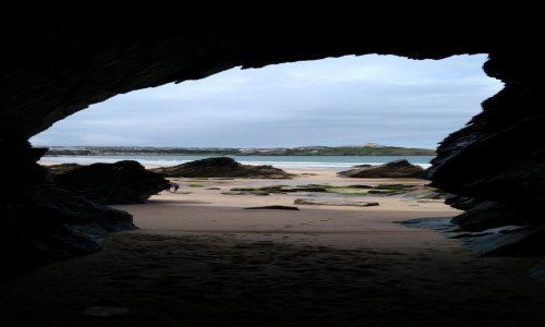 Zdjęcie WIELKA BRYTANIA / Kornwalia / Newquay / Widok z pieczary podczas odpływu
