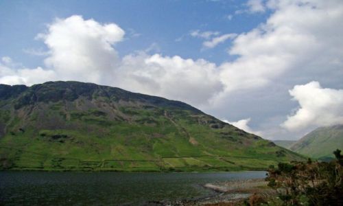 Zdjęcie WIELKA BRYTANIA / Lake District/ Cumbria / Wasdale Head / przejasnia sie nad  Western Lakes
