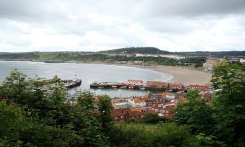 Zdjęcie WIELKA BRYTANIA / North  East   England / Scarborough / stara czesc miasta Scarborough u stop zamku