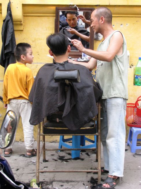 Zdjęcia: ulice Hanoi, Hanoi, uliczny fryzjer, WIETNAM Zdjęcia: ulice Hanoi, Hanoi, uliczny fryzjer, WIETNAM