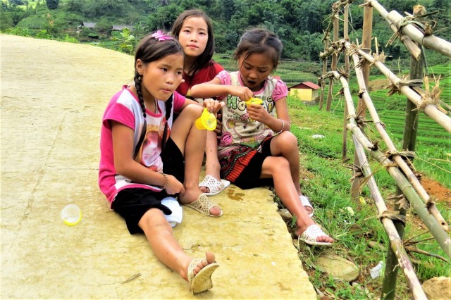 Zdj cia: Sa Pa, Lao Cai, Dzieci, WIETNAM Zdj cia: Sa Pa, Lao Cai, Dzieci, WIETNAM