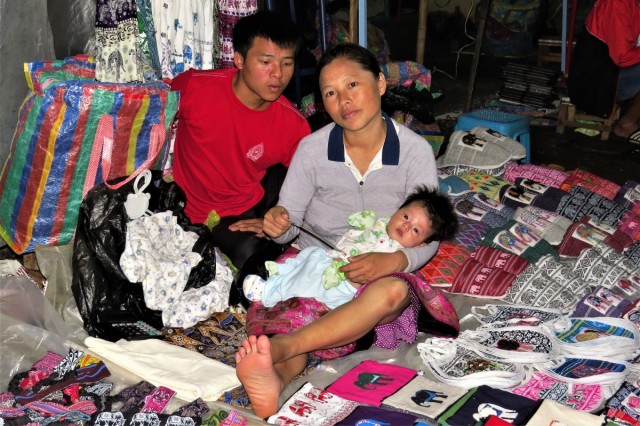 Zdj cia: Luangprabang, Cae rodziny handluj na night market, LAOS