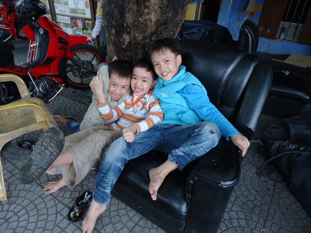 Zdjęcia: Hue, Thua Thien-Hue / środkowy Wietnam, Dzieci (2), WIETNAM Zdjęcia: Hue, Thua Thien-Hue / środkowy Wietnam, Dzieci (2), WIETNAM