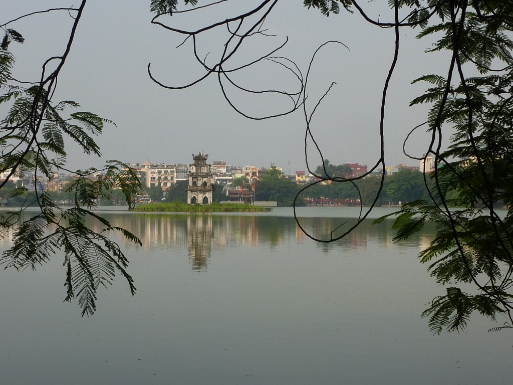 Zdjęcia: Hoan Kiem Lake, Ha Noi, nad jeziorem, WIETNAM Zdjęcia: Hoan Kiem Lake, Ha Noi, nad jeziorem, WIETNAM