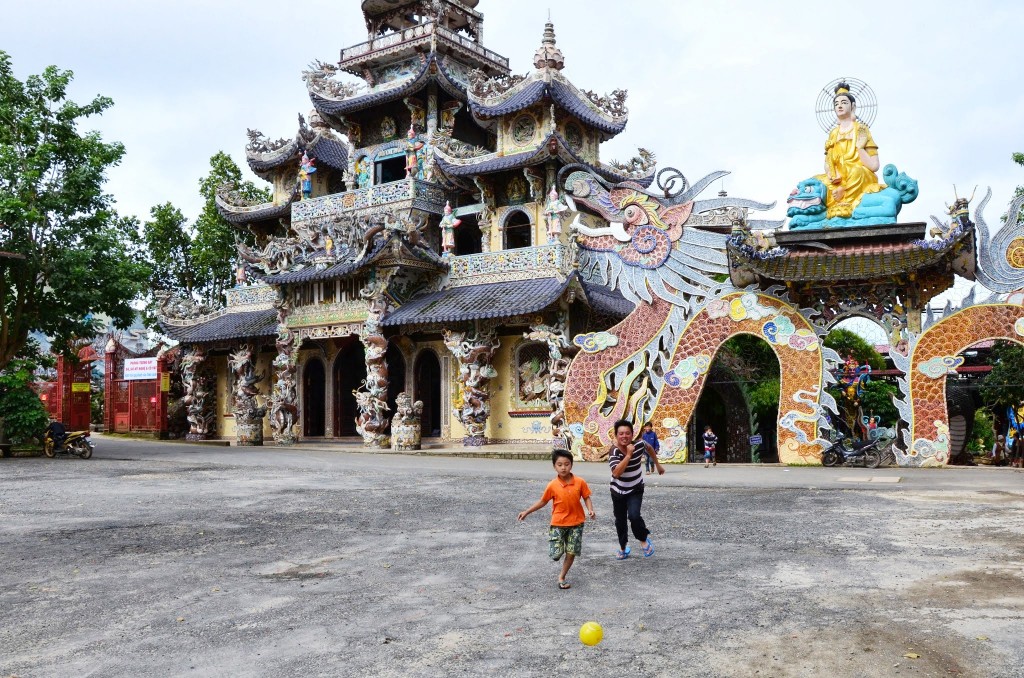Zdjęcia: Dalat, Dalat, dzieci w Swiatyni, WIETNAM Zdjęcia: Dalat, Dalat, dzieci w Swiatyni, WIETNAM