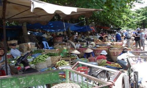 Zdjęcie WIETNAM / Delta Mekongu /  Mekong / Targ owocowy na brzegu