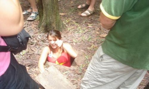 Zdjęcie WIETNAM / Obręb Ho Chi Minh City / Muzeum systemu tunelowego Cu Chi  / Wejście do tunelu