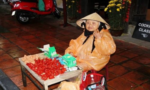 Zdjecie WIETNAM / Hoi An / Hoi An / Emerytka z Hoi An
