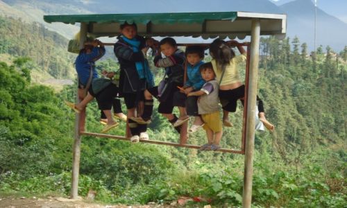 Zdjecie WIETNAM / Lao Cai / Sa Pa / Dzieci na grzdzie