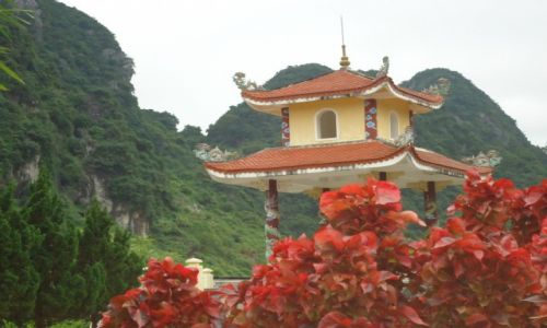 Zdjcie WIETNAM / Quang Binh / rodkowy Wietnam / wioska Son Trach / witynia (2)