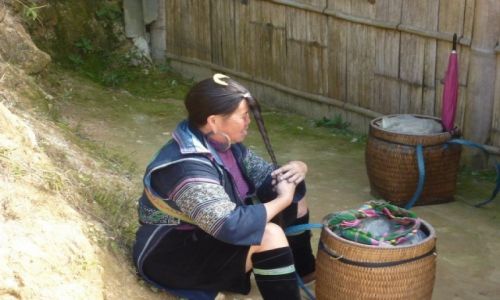 Zdjecie WIETNAM / Sa Pa / wioska ludu H'mong w grach / dam by...