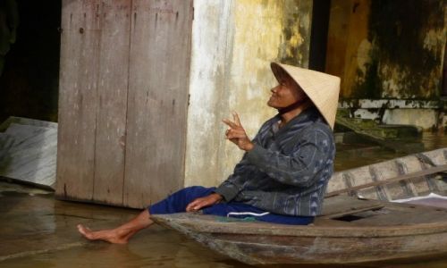 Zdjecie WIETNAM / Hoi An / uliczka przy rzece / Victory !