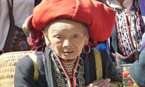 Zdjęcie WIETNAM / Sa Pa / lokalny rynek / kobieta ludu Red Dao