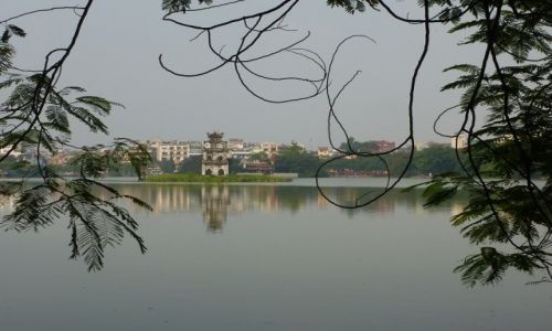 Zdjecie WIETNAM / Ha Noi / Hoan Kiem Lake / nad jeziorem