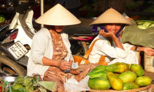 Zdjecie WIETNAM / - / Hoi An / Na straganie w dzie targowy :)