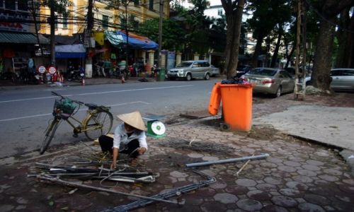 Zdjecie WIETNAM / Hanoi / Hanoi / Wietnamka przy pracy