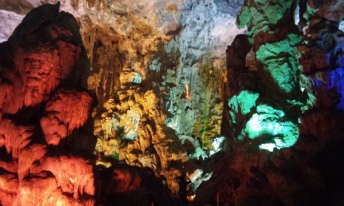 Zdjcie WIETNAM / Pnocny Wietnam / Ha Long Bay / Kolorowe wiata w Jaskini w Ha Long