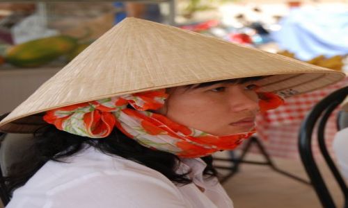 Zdjecie WIETNAM / Zatoka Ha -Long / Zatoka Ha-Long / Dziewczyna w kapeluszu