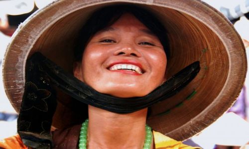 Zdjecie WIETNAM / Hoi An / Targ w Hoi AN / Ślicznotka z Hoi An