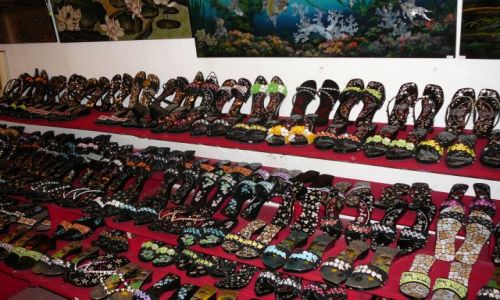 Zdjecie WIETNAM / Saigon / fabryczka / pantofelki dla turystki