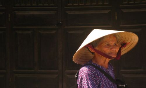 Zdjecie WIETNAM / brak / HOI AN / KOBIETA W KAPELUSZU