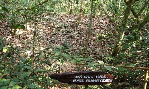 Zdjcie WIETNAM / okolice Sajgonu / tunele Cu Chi / krater