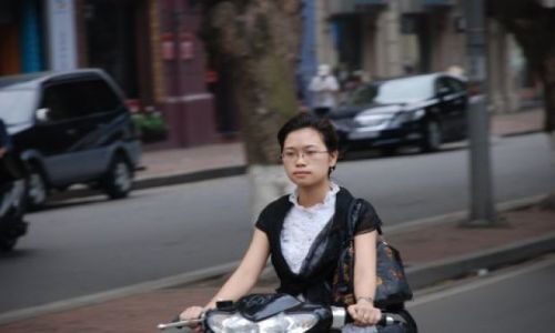 Zdjęcie WIETNAM / Hanoi / ul. Le Thai To / Wietnamskie Kobiety