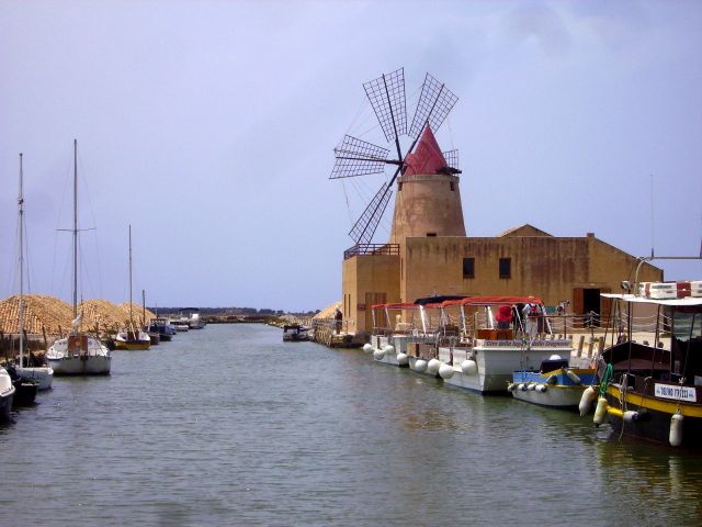 Zdjęcia: okolice Marsali, Sycylia, mały port przy Salinie, WłOCHY Zdjęcia: okolice Marsali, Sycylia, mały port przy Salinie, WłOCHY