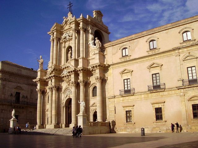 Zdjęcia: Syrakuzy, Sycylia, widok na Katedrę z Piazza Duomo, WłOCHY Zdjęcia: Syrakuzy, Sycylia, widok na Katedrę z Piazza Duomo, WłOCHY