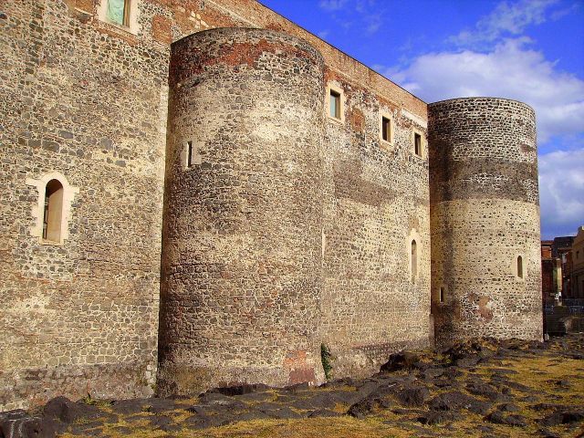 Zdjęcia: Katania, Sycylia, zastygła lawa u stóp Castello Ursino, WłOCHY Zdjęcia: Katania, Sycylia, zastygła lawa u stóp Castello Ursino, WłOCHY