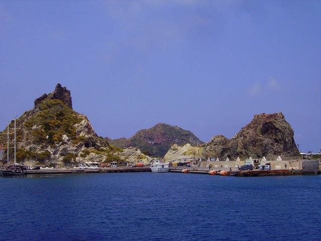 Zdjęcia: wyspa Vulcano, Wyspy Liparyjskie, wpływamy do portu na Vulcano, WłOCHY Zdjęcia: wyspa Vulcano, Wyspy Liparyjskie, wpływamy do portu na Vulcano, WłOCHY