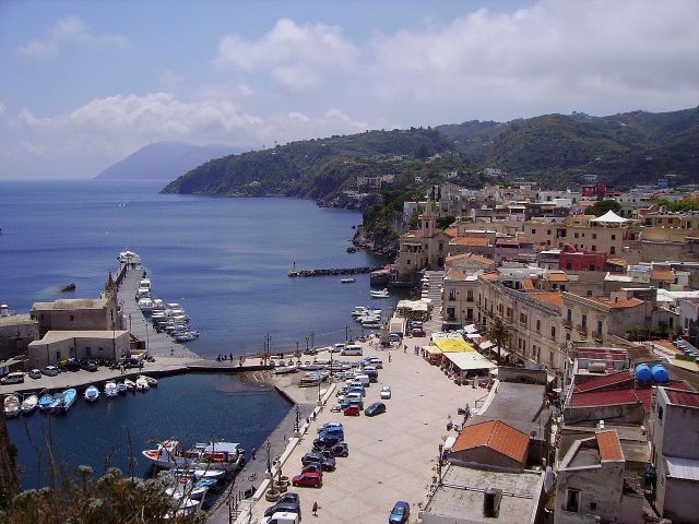 Zdjęcia: wyspa Lipari, Wyspy Liparyjskie, widok z murów Castello na miasteczko Lipari, WłOCHY Zdjęcia: wyspa Lipari, Wyspy Liparyjskie, widok z murów Castello na miasteczko Lipari, WłOCHY