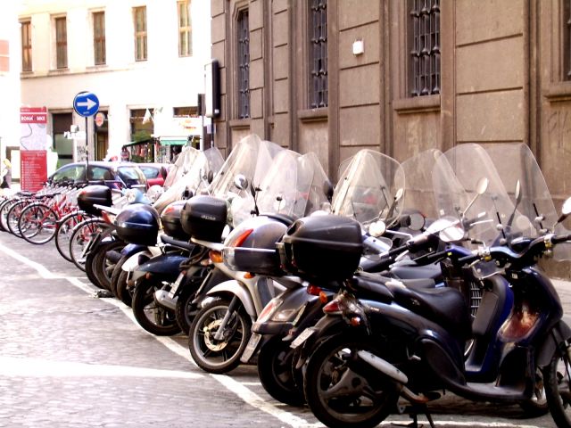 Zdjęcia: Rzym, Lazio, Rowr czy motor ???, WłOCHY Zdjęcia: Rzym, Lazio, Rowr czy motor ???, WłOCHY