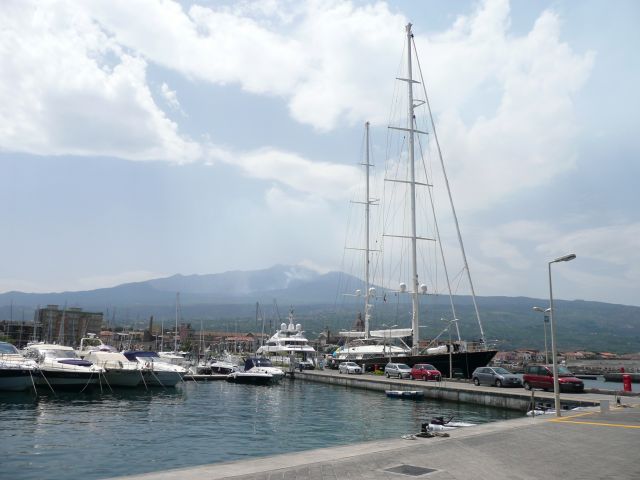 Zdjęcia: Catania, Sycylia, Gwiazda oceanów na tle dymiącej Etny, WłOCHY Zdjęcia: Catania, Sycylia, Gwiazda oceanów na tle dymiącej Etny, WłOCHY