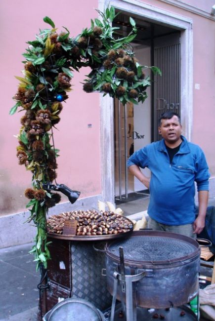 Zdjęcia: przed schodami hiszpańskimi, Lacjum; Rzym, Sprzedawca kasztanów, WłOCHY Zdjęcia: przed schodami hiszpańskimi, Lacjum; Rzym, Sprzedawca kasztanów, WłOCHY