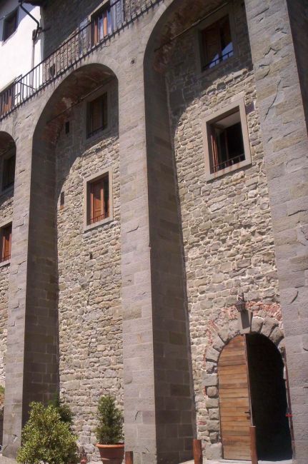 Zdjęcia: San Eremo di Cameldoli, Toskania, Mury przyporowe klasztoru, WłOCHY Zdjęcia: San Eremo di Cameldoli, Toskania, Mury przyporowe klasztoru, WłOCHY